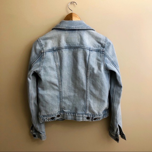 SOLD Levi’s Light Wash Denim Jacket - Picture 2 of 4